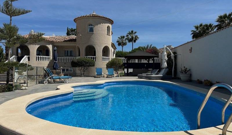 5 Bed, 4 Bath Villa in Alicante